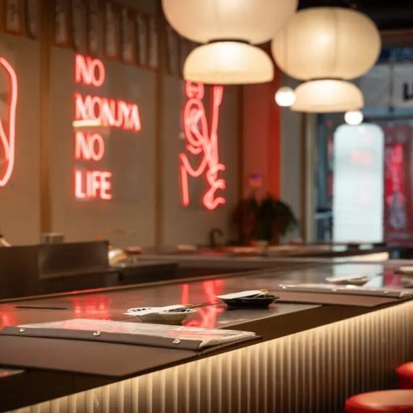 フォトジェニックな写真が撮れるお洒落な店内には、カウンターやテーブル席を全36席ご用意しました。30名様～貸切可能なので、女子会にもぴったり◎仕事終わりのサク飲みから、大切な方とのデート、気の置けない友人同士での食事まで、お気軽にご予約・ご来店ください♪