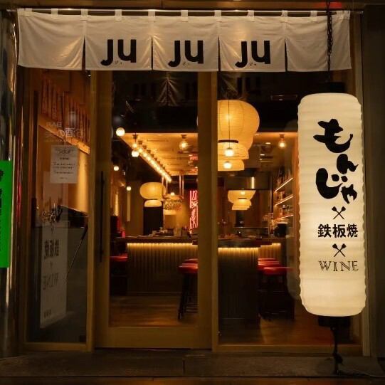 大型宴会もお任せください！大人数でのお集まりに最適な店舗貸切をご利用いただけます。テーブル席、掘りごたつ席、カウンター席を配した店内はワンフロア。壁や仕切りがありませんのでお仲間同士での会話がはずみます。店舗貸切は30名様以上でご利用可能です。