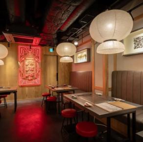会社の同僚と仕事帰りの一杯から家族でのお食事、大人数宴会まで対応可能なスペースをご用意しています。お席はゆったりと鉄板焼やお酒を味わえるテーブル席。目の前の鉄板で楽しむお食事は会話も盛り上がります★貸切も行えますので宴会が決まりましたらご相談ください。