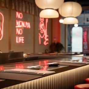当店一番人気のカウンター席。お席から調理シーンを眺めることができるとお客様から好評です。オープンキッチンに隣接しているカウンター席はお一人様でのご利用はもちろん、デートや友人同士のお気軽な宴会に最適。お一人様での来店時にはスタッフがお相手しますので、お気軽にお声がけくださいませ。