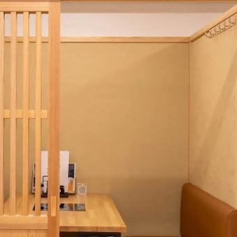 【テーブル個室：～6名様×2部屋】落ち着いた雰囲気で居心地抜群のプライベート空間◎和の美しさとモダンなデザインが融合したこの個室席は、大切な人との特別な食事に最適です。静かな雰囲気の中で、心ゆくまで会話を楽しむことができます。美味しい料理を囲みながら、思い出に残るひとときをお楽しみください。