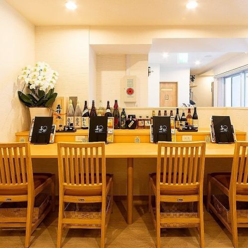 広々としたカウンター席でお料理を存分に味わう