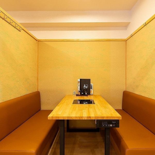 木を基調とした「和の美しさとモダンデザインが融合」した洗練された空間です。総席数24席という規模感が、プライベート感あふれる上質なひとときを演出。大切な接待や記念日といった特別な会食におすすめです。清潔感と高級感を兼ね備えた落ち着いた雰囲気のなか、ゆったりとお食事をどうぞ。