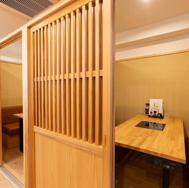 プライバシーを重視した2~6名様までの完全個室を2室完備しております。周囲を気にせずゆったりくつろげるため、大切な接待やデート、ご家族の記念日などに最適です。