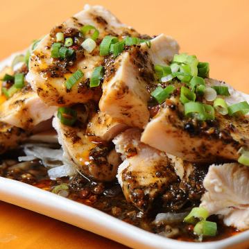 ジューシーなよだれ鶏やごはんものなどの逸品料理も豊富！