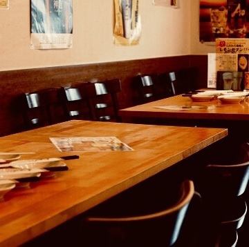 明るく清潔感溢れる店内！テーブル席を沢山ご用意しておりますので、大小宴会にシーンを選ばずご利用頂けます！飲み放題付きのコースはクーポンで1時間無料延長可能ですので、ゆっくりお過ごし頂けます。テーブルは横並びになっており、大人数でもご一緒にお楽しみ頂けます！
