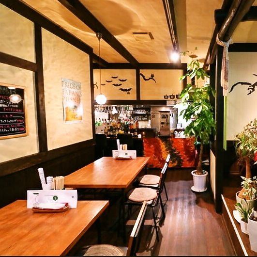東浦和にあるシックな木目調のお店！！美味しい多国籍料理とお酒をお楽しみいただけます。気軽に入れるアットホームな優しいお店なのでお一人様もでもお気軽に立ち寄れます！　ラジオJ-WAVE「STEP ONE」の番組内で浦和レッズGKの西川周作選手からご紹介を頂きました。