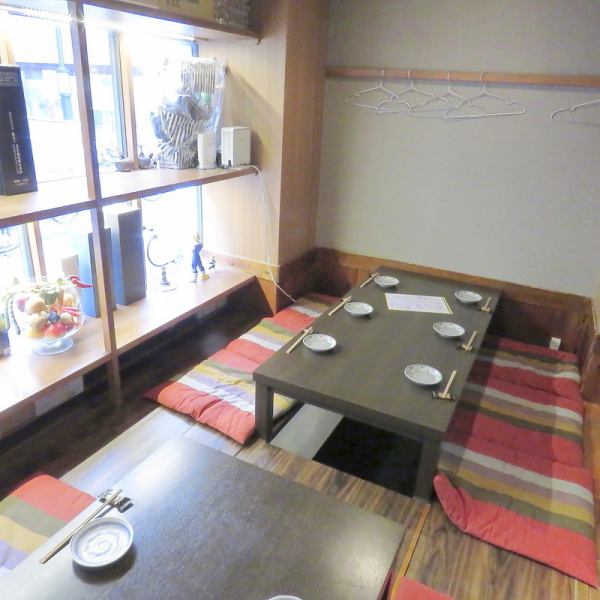 プライベートな空間で、特別なひとときを。落ち着いた雰囲気の個室席は、接待や記念日にぴったりです。大切な人とゆっくりと語らいながら、自慢の料理を堪能できます。周りを気にせず、特別な時間を過ごしたい方におすすめです。