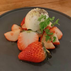 大粒越後姫とブラータチーズ(ハーフ)