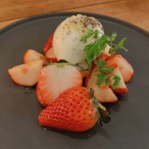 大粒越後姫とブラータチーズ(フル)