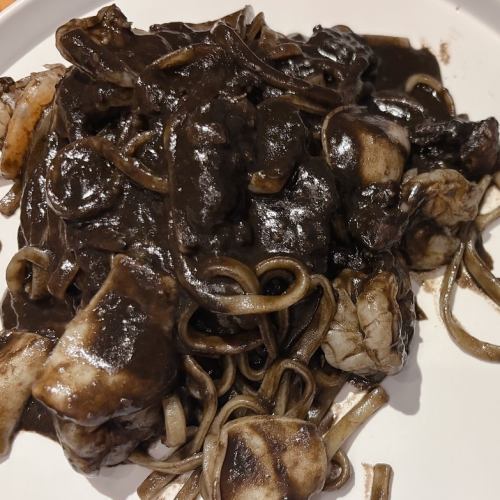 甲イカと海老のイカ墨ソース