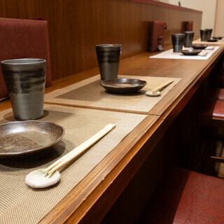 落ち着いた和モダンな雰囲気の店内となっています。