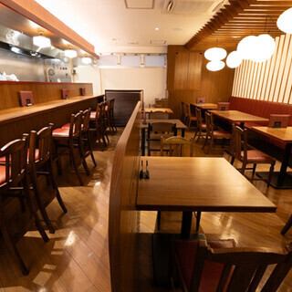 【都会の喧騒を忘れる、至福の隠れ家的な居酒屋】 全28席の店内は、一歩足を踏み入れると外の賑やかさを忘れさせるような、オシャレで落ち着いた空間が広がっています。大切な方との語らいや、自分へのご褒美にふさわしい「隠れ家」として、日常を忘れる特別なひとときをお過ごしいただけます。