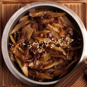 牛しぐれとごぼうの釜飯