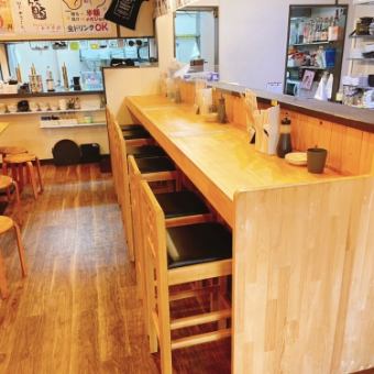 Along with dishes that go well with sake at the spacious counter.Recommended for 1 or 2 people!