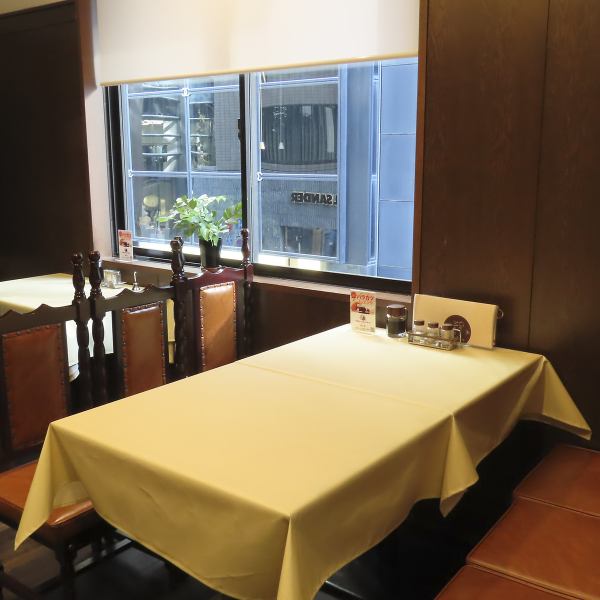 テーブル席を複数ご用意しております。創業時の面影を残した、格式ある店内は「銀座スイス」の味を更に引き立てます。柔らかな照明が心地よい明るさを演出し、落ち着いた色合いのテーブルクロスが優雅さを添えています。窓際からは自然光が差し込み、開放感を感じながらもプライベート感を大切にした配置が魅力です。