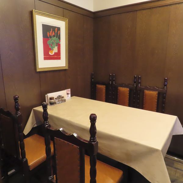 10名様までご利用可能な個室席をご用意いたしております。宴会、食事会などでのご利用や、接待などのご利用にも最適です。伝統と趣のある店内で大切な方と特別な時間をお過ごしください。