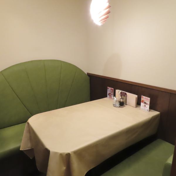 3名様までご利用可能な半個室のお席をご用意いたしております。周りの雰囲気を気にせずゆったりお食事をお楽しみいただけます。デートや記念日、誕生日でのご利用にもピッタリです。