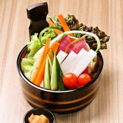 色彩繽紛的什錦蔬菜搭配佐渡味噌