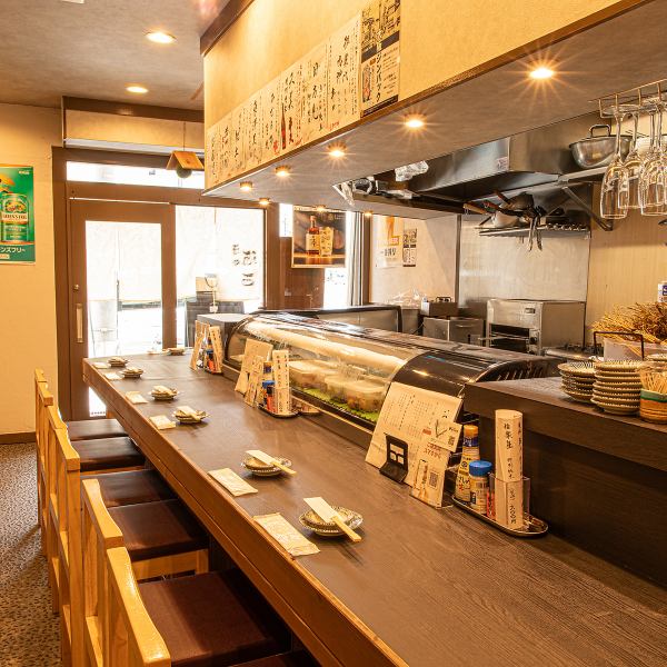 【和の趣で心落ち着く空間】一枚板のカウンター席は10席。目の前に広がるネタケースと職人の鮮やかな手さばきは、まさに特等席です。お一人様はもちろん、大切な方との語らいの場にも最適。和の雰囲気を一層引き立て、ゆったりと落ち着いた時間をお過ごしいただけます。