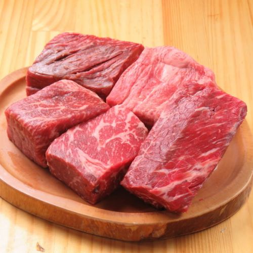 You can enjoy carefully selected thick-sliced tongue, skirt steak, short ribs, and loin.