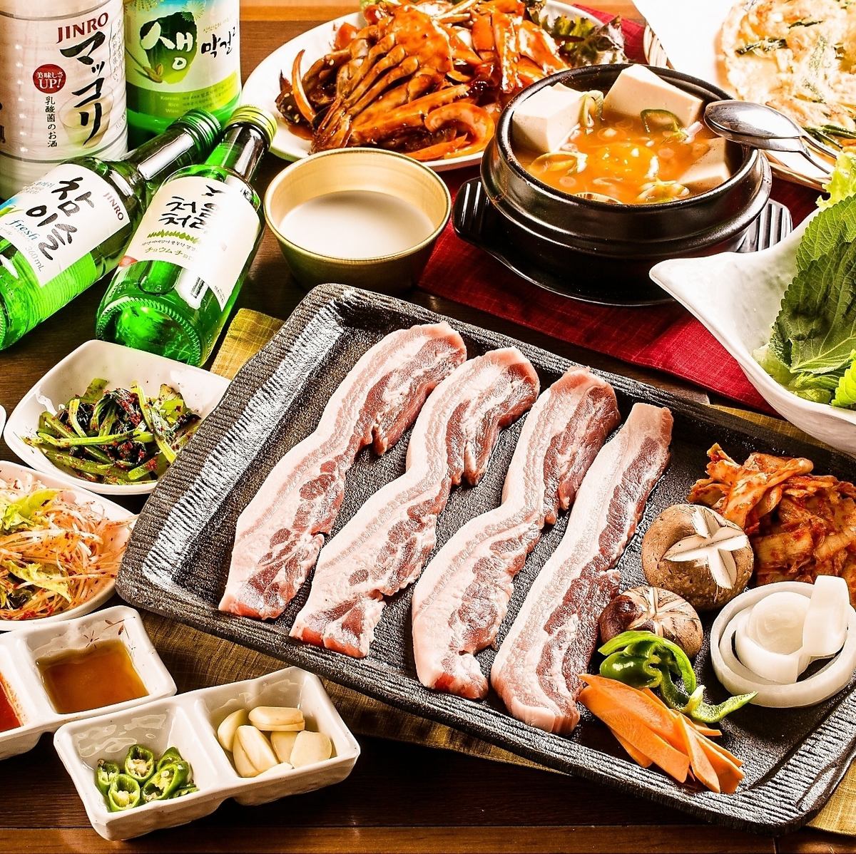 Popular in Shibuya! Enjoy samgyeopsal with vegetables in a neon-lit store