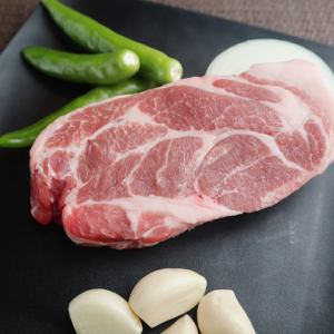 Raw pork shoulder loin (1 portion)