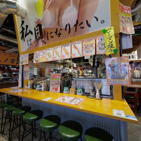 おひとりさまでもふらっと気軽に立ち寄れるカウンター席は居心地抜群！サク飲みやハシゴ酒にもぴったりです。