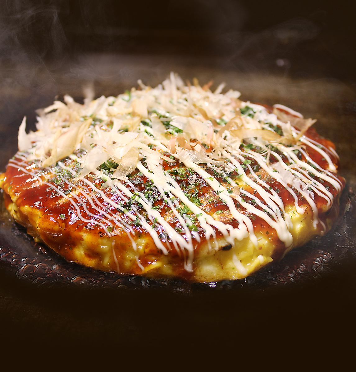 大好評のお好み焼きの美味しさのヒミツは、こだわりのソースと生地にあり！