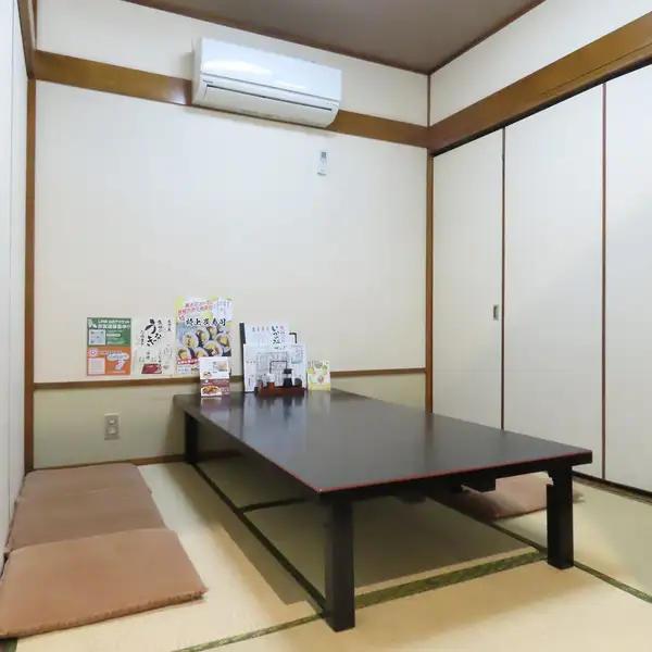 足元を気にせずくつろげる8席の掘りごたつ席と、6席×3部屋の広々とした座敷をご用意しています。ご希望に応じて、椅子または座布団をご用意いたしますので、小さなお子様からご年配の方まで、安心してご利用いただけます。