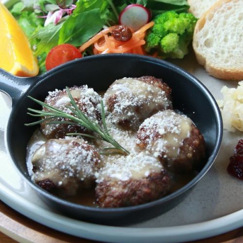 リハプッラ(北欧風ミートボール) ブラウンソース/リンゴンベリージャムとザワークラウト添え