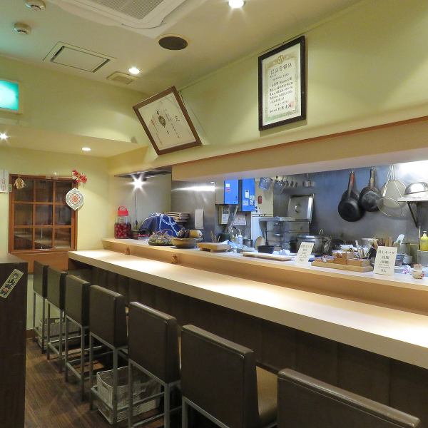 和を基調とした洗練された空間造り。お料理の味と和の雰囲気がマッチして、当店自慢の一品をお愉しみいただくことができます。飲み会や食事会など様々なシーンに対応可能となっております。絶品の料理をご堪能ください。