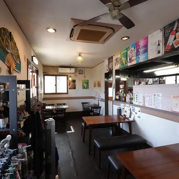 【女性のお客様にも大人気】アジアンテイストでまとめられた店内は、日常の喧騒から離れてリラックスできる居心地の良い空間です。広々としたテーブル席を中心に配置しており、ご友人とのランチや女子会、少人数での飲み会など様々なシーンに最適。温かみのある照明の下で、美味しいタイ料理とお酒をお楽しみください。
