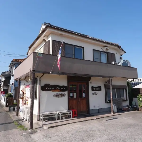 【心地よい風を感じられるテラス席も完備】開放的な気分で味わうスパイシーなタイ料理と冷たいお酒は格別です。テラス席のみ喫煙が可能となっており、愛煙家のお客様にもゆったりとおくつろぎいただけます。専用駐車場も6台分ご用意しておりますので、お車でのご来店時もスムーズにお集まりいただけます。