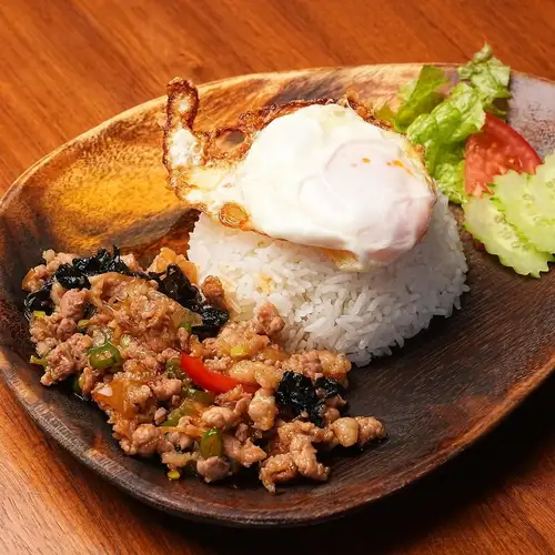 【当店こだわりの看板メニュー】スパイシーな香りが食欲をそそる本格ガパオ 1,000円(税込)