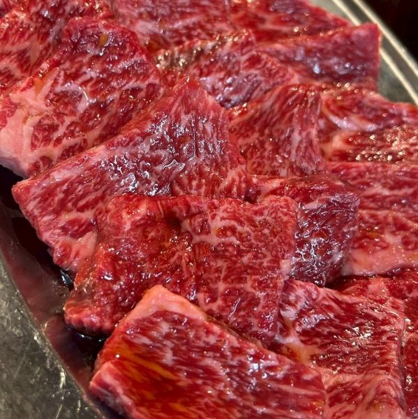 焼肉はるくん。名物【はるくんカルビ】◆（写真左側）