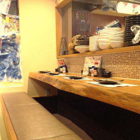 At the counter seats, you can enjoy the famous straw grilled in front of you!