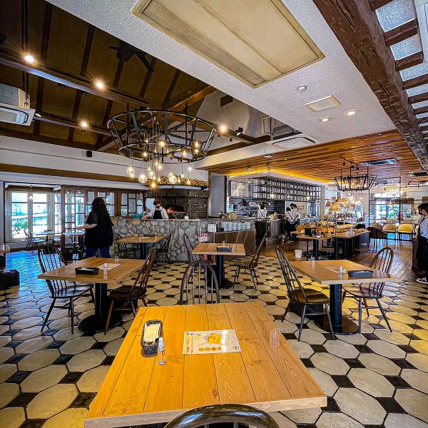 천장이 높고 넓은 개방적인 체험형 라이브 레스토랑.자랑의 석가마는 가게 중앙에 있습니다.점심에는 종류 풍부한 샐러드 뷔페도 즐길 수 있습니다.