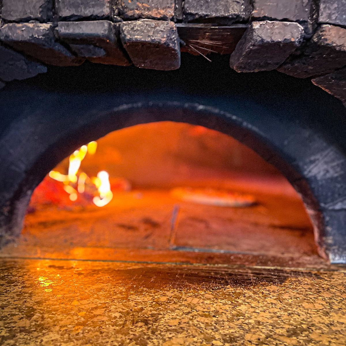 正宗的石炉披萨是我们的特色菜！