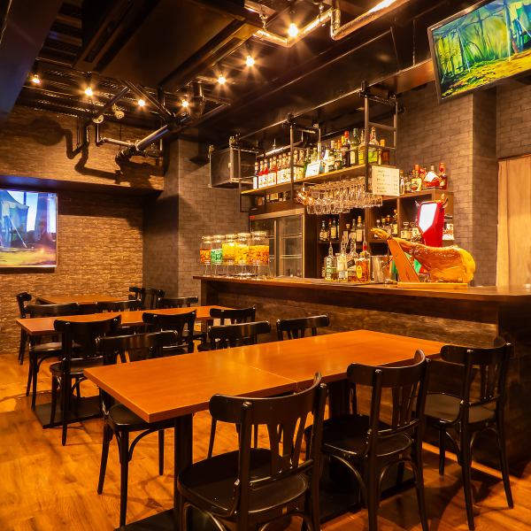 駅近で集まりやすく、種類豊富なお料理とお酒がある当店は、飲み会や宴会などにぴったり◎イベント好きの明るい店主がお待ちしております。深夜3時まで営業しておりますので、食べ飲みしたりない時や2～3件目利用にもおすすめです！テーブルいっぱいに美味しい料理とドリンクを並べて、寛ぎのひとときをお過ごしください♪