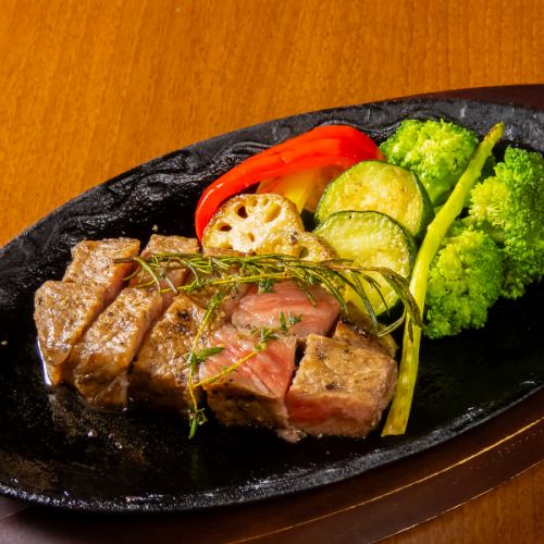 肉汁たっぷりのステーキをご賞味あれ！