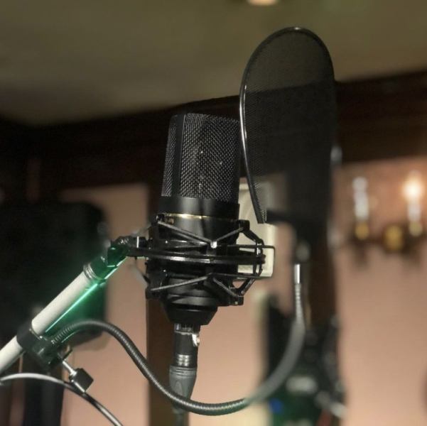 路上ライブなどで演奏している方、店主、知り合いの方などのLiveも楽しみながら飲食可能！賑やかな店内は特別な空間が広がります♪またコース内容の相談や、サプライズ対応など、イベント好きの店主が柔軟に対応いたします◎モニター、音響、カラオケなど設備も整っておりますので、ご宴会にもおすすめです◎