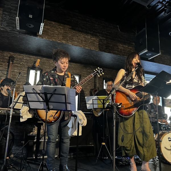 You can enjoy your meal while listening to live music from street performers, the owner, and other acquaintances! The lively interior of the restaurant creates a special atmosphere. The owner, who loves events, is also flexible and willing to discuss course menus and arrange surprises. ◎ The restaurant is also equipped with monitors, sound systems, karaoke, and other facilities, making it a great place for parties. ◎