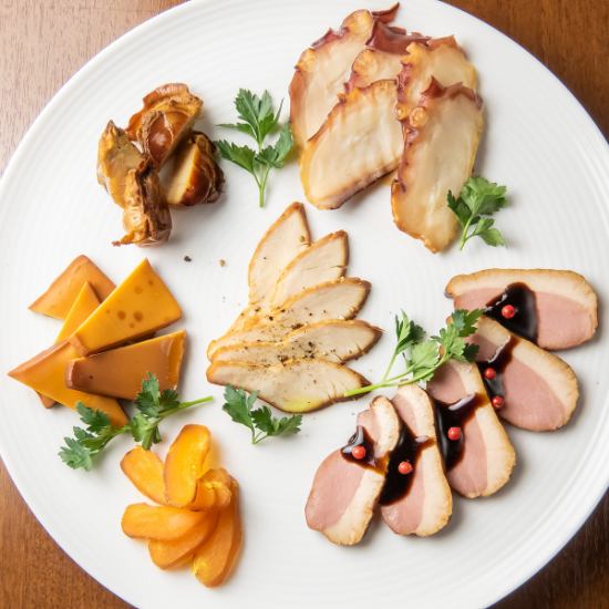 貸切で楽しめる音と食のライブ感♪肉と酒を囲み、燻製の香りで最高のパーティーを♪