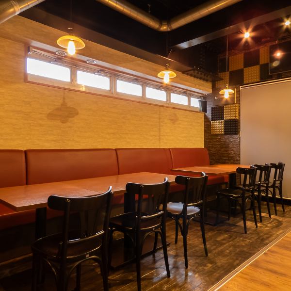 何度でも訪れたくなるお洒落な店内♪暖かな照明で落ち着いた雰囲気でごゆっくりお過ごしいただけます。テーブル席だけでなく、ソファー席もご用意しております。ゆったりした柔らかなソファー席が身体を包み込みます。大切な方のお誕生日や記念日など、特別な日のお食事はぜひ当店をご利用ください♪