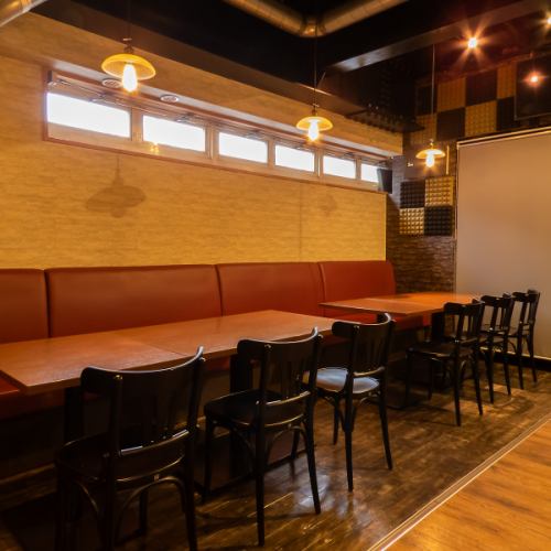 ゆったり寛げるソファー席