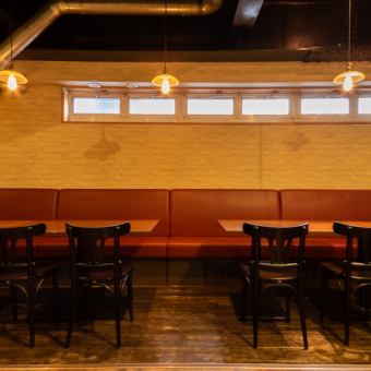 【ゆったり過ごせるソファー空間◎】4名様×2卓のソファー席をご用意しております♪宴会やパーティーの合間に、リラックスして過ごせる特等席です！仲間内だけでライブ感溢れる賑やかな時間をお楽しみいただけます。お洒落な雰囲気の中で、自慢のカクテルを片手に、美味しい肉料理を囲んで楽しいひとときを♪