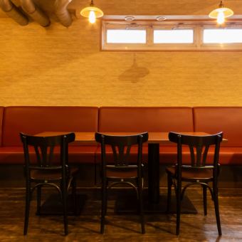 【広々ソファーでパーティー♪】6名様×1卓のソファー席は、グループでの2次会や宴会に最適◎ゆったりとしたスペースなので、大人数でも窮屈さを感じずにお過ごしいただけます。また、お祝いの席にもぴったりで、お誕生日や記念日など特別な日もお気軽にご相談ください！美味しい肉料理とお酒を囲んで、楽しいひとときを☆