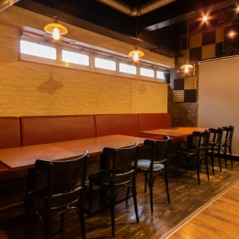 【VIP気分を味わえる大型ソファー◎】12名様×1卓の大型ソファー席は、パーティーの主役級！大人数での宴会や2次会でも、一体感を持って盛り上がれます♪ふかふかのソファーに身を任せ、心に響く音と食の贅沢な夜を満喫してください！音響設備やプロジェクターも完備しているので盛り上がっていただけます♪