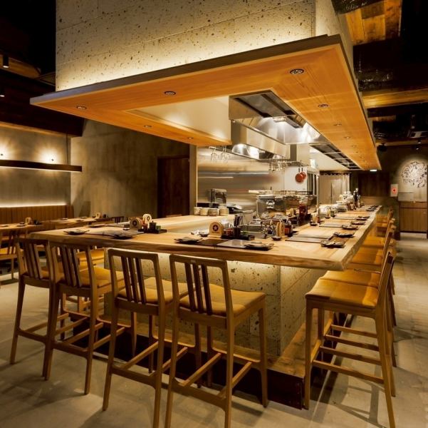 【デートやサクのみに♪】職人の技が見えるライブ感満載のカウンター！テーブル席多数♪落ち着いた空間で絶品の鶏料理をお楽しみください。【大阪/梅田/焼き鳥/焼鳥/ランチ/個室/居酒屋/グランフロント大阪/梅田　居酒屋/飲み放題】